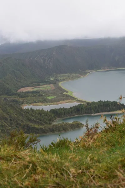 Vertical High Angle Shot Lake Hills Captured Foggy Day Portugal — Stock Photo, Image