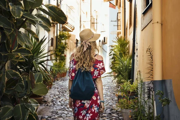 Ung Kvinnlig Turist Röd Blommig Klänning Går Genom Gränd Omgiven — Stockfoto