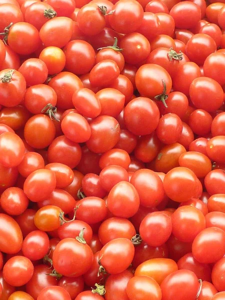 Tiro Ángulo Alto Sabroso Buscando Tomates Manojo —  Fotos de Stock