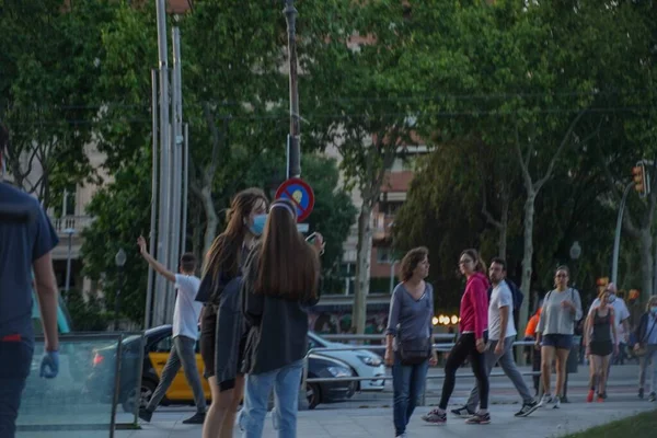 Barcelona España Abr 2020 Personas Calle Durante Confinamiento Por Coronavirus — Foto de Stock