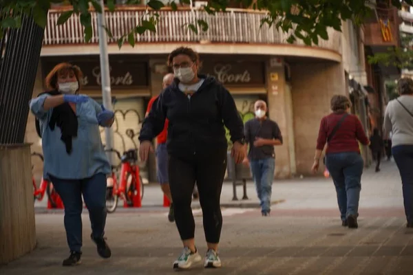 Barcelona Spain Apr 2020 People Street Coronavirus Confinement Barcelona Spain — Stock Photo, Image