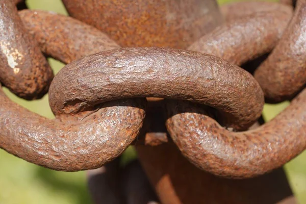 Primer Plano Una Vieja Cadena Oxidada Bajo Luz Del Sol —  Fotos de Stock