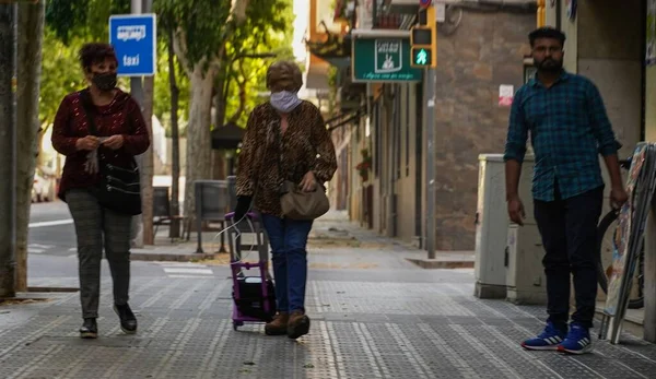 Barcelona Spain Apr 2020 People Street Coronavirus Confinement Barcelona Spain — Stock Photo, Image