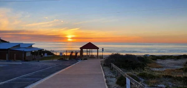 Refugio Junto Playa Capturado Durante Una Hermosa Puesta Sol — Foto de Stock