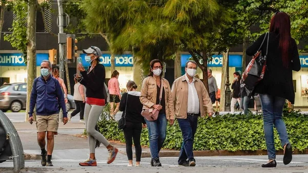 Barcelona Spain Apr 2020 People Street Coronavirus Confinement Barcelona Spain — Stock Photo, Image