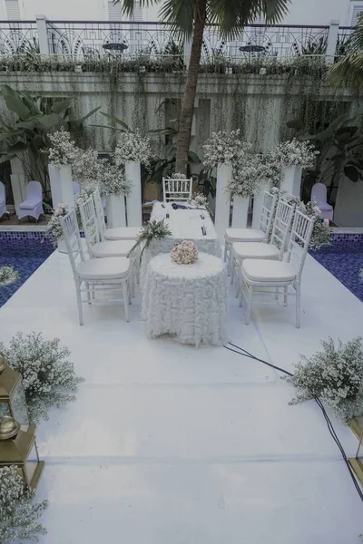 Білі Столи Стільці Біля Басейну Прикрашені Весілля — стокове фото