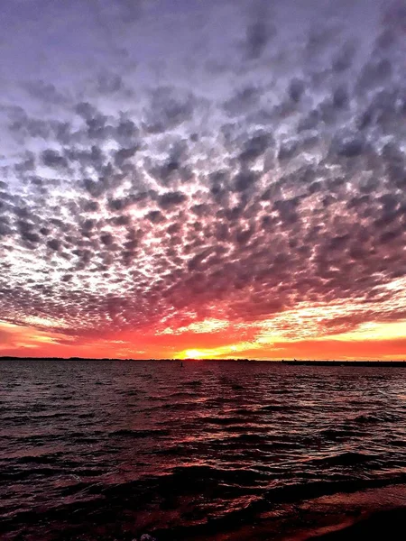 Belo Tiro Pôr Sol Céu Cheio Nuvens Sobre Água — Fotografia de Stock