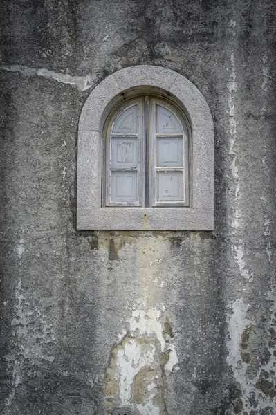 Een Verticaal Shot Van Een Klein Venster Van Een Oud — Stockfoto