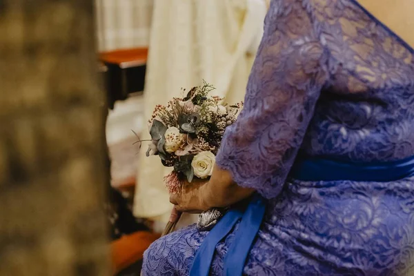 Una Foto Selettiva Una Madre Che Tiene Bouquet Sposa — Foto Stock