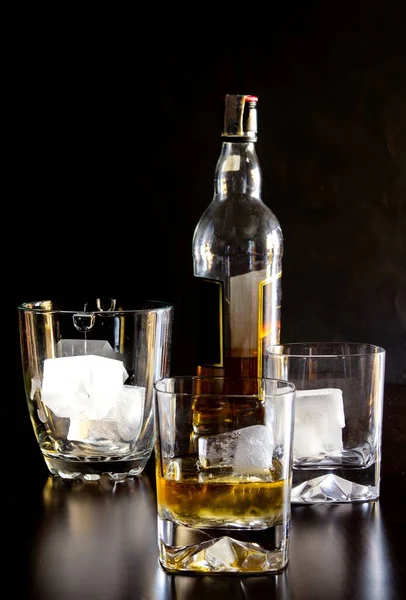 Een Whiskeybril Met Ijs Whiskeyfles Zwarte Achtergrond — Stockfoto