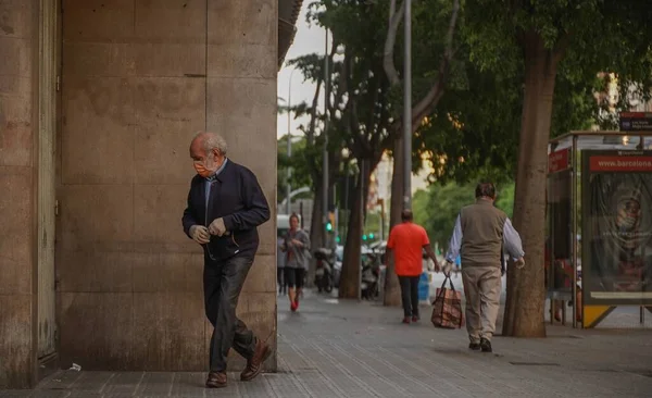 Barcelona Spain 2020年4月6日 西班牙巴塞罗那科罗纳维勒斯分娩期间流落街头的人 Covid 19社会疏离 — 图库照片