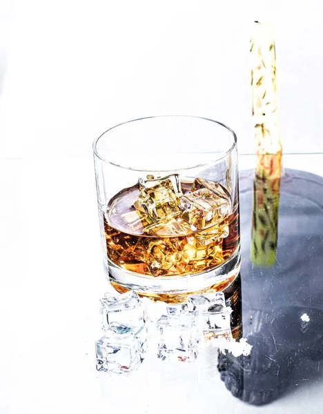 Primo Piano Bicchiere Whisky Con Ghiaccio — Foto Stock