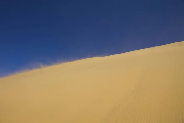 Areia Marrom Deserto Sob Céu Azul — Fotografia de Stock