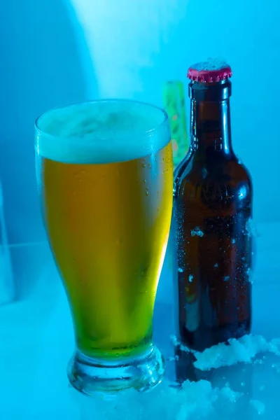 Tiro Perto Uma Cerveja Refrescante Fria Uma Mesa Transparente — Fotografia de Stock