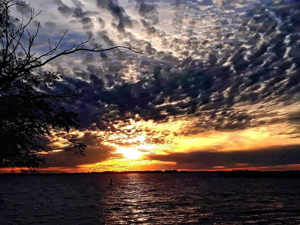 Vacker Bild Solnedgång Himlen Full Moln Över Vattnet — Stockfoto