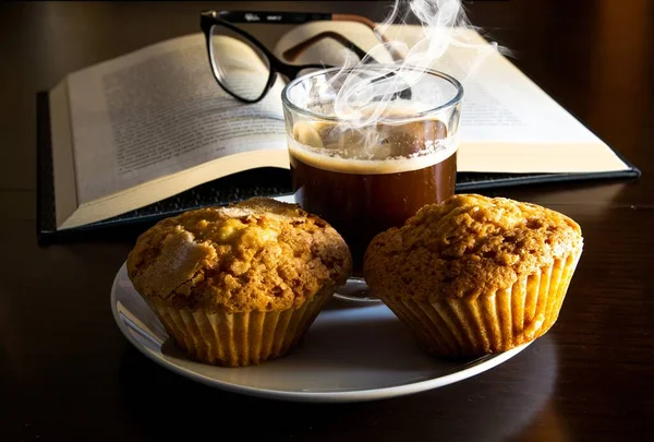 Eine Nahaufnahme Von Muffins Und Heißem Kaffee Auf Dem Hintergrund — Stockfoto