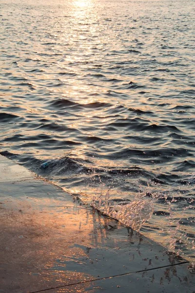 바다에서 일몰을 반영하는 아름다운 — 스톡 사진