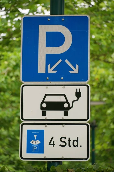 Een Verticaal Shot Van Het Blauwe Parkeerbord Voor Elektrische Auto — Stockfoto