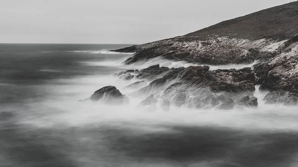 令人叹为观止的美丽的海浪向岩石海岸涌来 — 图库照片
