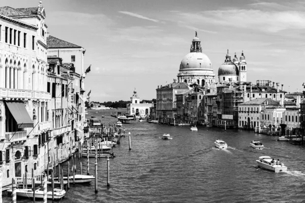 Talya Venedik Teki Büyük Kanal Büyüleyici Gri Ölçekli Görüntüsü — Stok fotoğraf