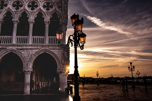 日落时分意大利威尼斯圣马可广场的壮观景色 — 图库照片