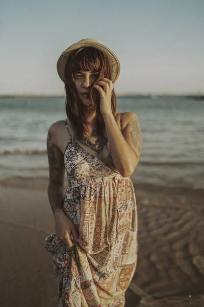 Eine Junge Frau Mit Tätowierungen Trägt Ein Kleid Und Strohhut — Stockfoto