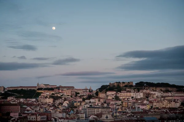 Uma Foto Panorâmica Lisboa Portugal Noite Com Uma Bela Lua — Fotografia de Stock