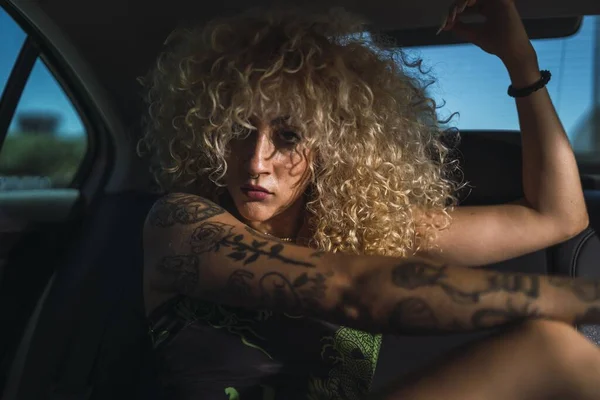 Shallow Focus Blonde Curly Haired Female Tattoos Sitting Car Lights — Stock Photo, Image