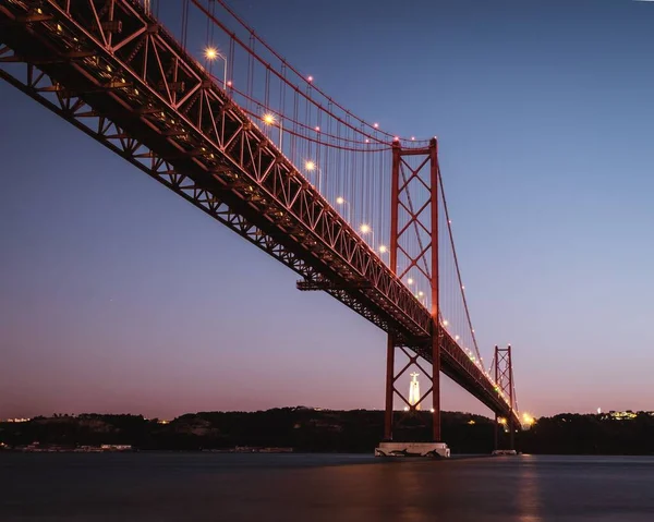 Uma Foto Panorâmica Ponte Abril Localizada Lisboa Portugal Numa Noite — Fotografia de Stock