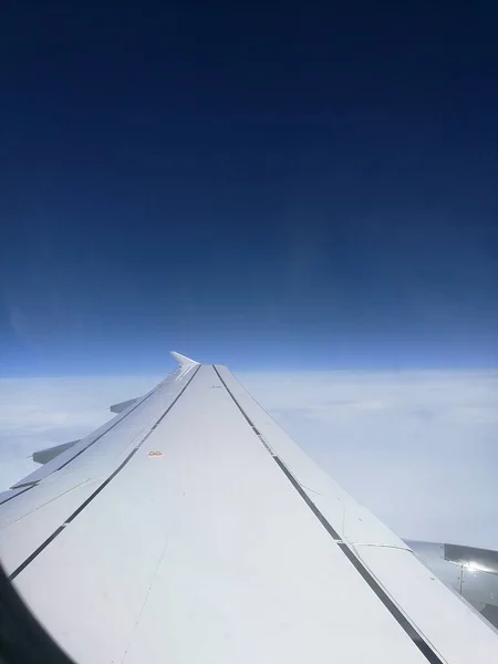 Disparo Vertical Ala Avión Sobre Nubes Con Cielo Azul Oscuro — Foto de Stock