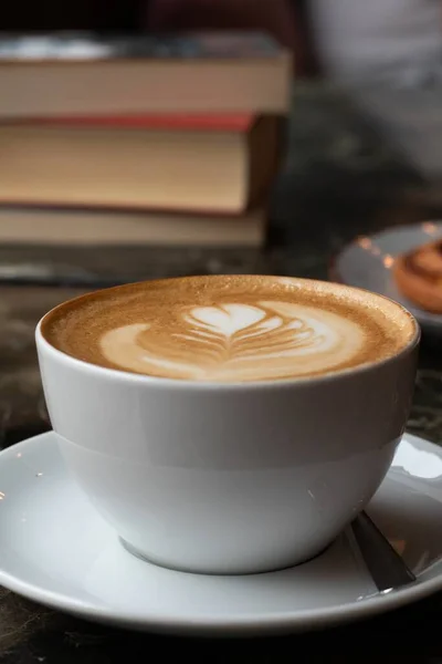 Eine Vertikale Nahaufnahme Einer Tasse Latte Kaffee Der Nähe Einiger — Stockfoto