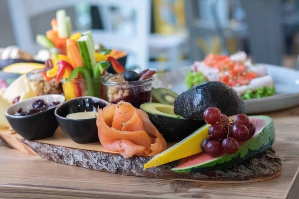 Las Deliciosas Diversas Frutas Verduras Rodajas Una Tabla Madera — Foto de Stock