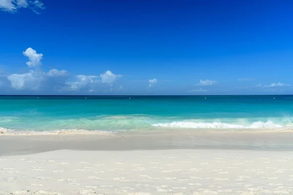 Eine Horizontale Aufnahme Des Faszinierenden Blicks Auf Strand Und Meer — Stockfoto