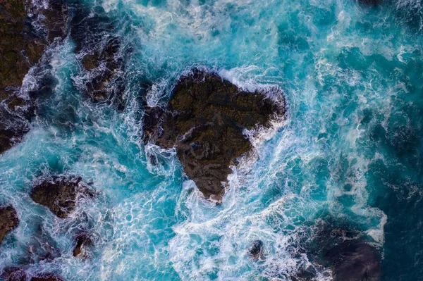 岩に衝突する波の空中像 — ストック写真