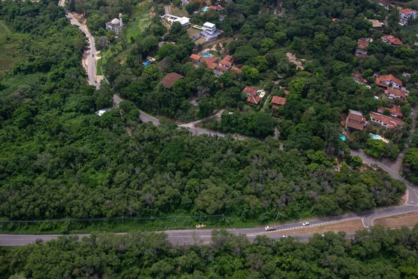 Uma Vista Aérea Uma Área Urbana Uma Pequena Cidade Cercada — Fotografia de Stock