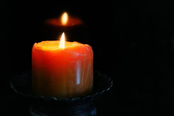 Lighting Yellow Candle Reflecting Shiny Black Background — Stock Photo, Image