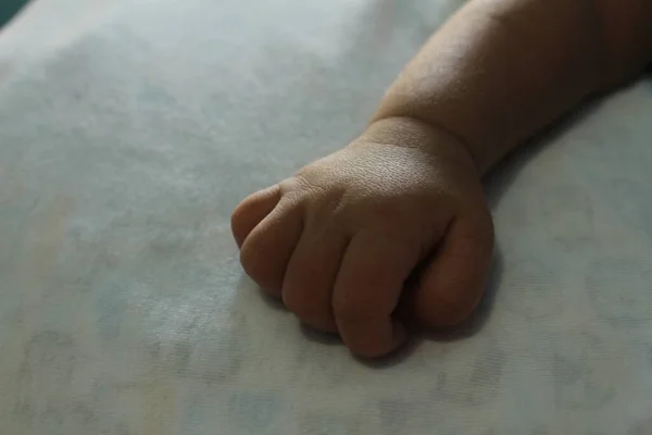 Plan Rapproché Une Main Enfant Sur Une Surface Blanche Parfait — Photo