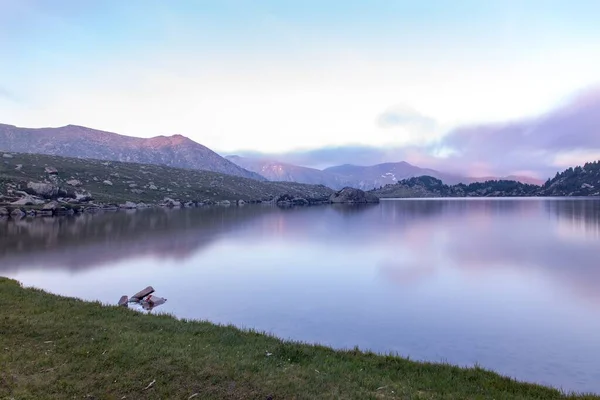 山水中反射湖面的令人叹为观止的照片 — 图库照片