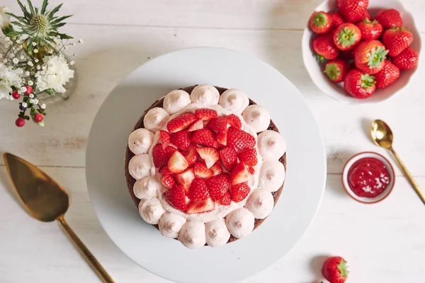 Delicioso Dulce Pastel Con Fresas Baiser Plato —  Fotos de Stock