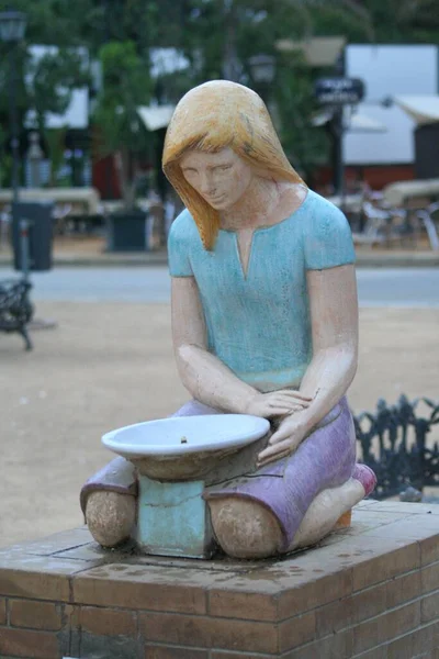 Sevilla Spanien Mai 2020 Die Frau Die Darauf Wartet Wasserfontänen — Stockfoto