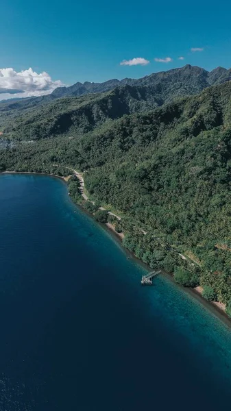 Increíble Toma Aérea Pequeño Pueblo Con Vista Mar Filipinas Rodeado —  Fotos de Stock