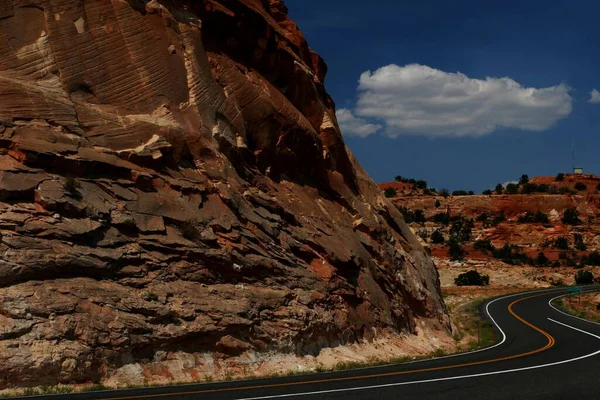Beautiful Shot Road Next Large Cliff Desert Antelope Canyon Arizona — Stock Photo, Image