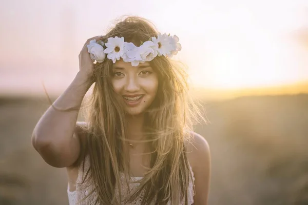 Piękna Brunetka Ubrana Opaskę Kwiaty Uśmiechnięta Patrząca Kamerę — Zdjęcie stockowe