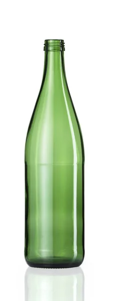 Pionowe Ujęcie Pustej Zielonej Szklanej Butelki Odbiciem Poniżej Białym Tle — Zdjęcie stockowe
