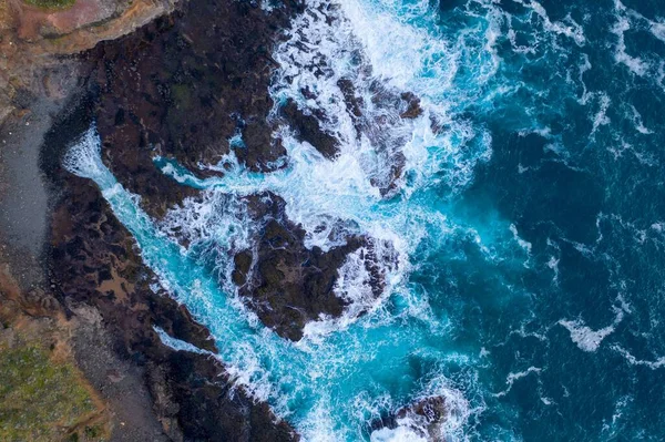 俯瞰海浪冲撞岩石的景象 — 图库照片