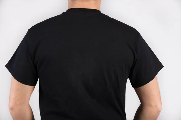 Ένας Νεαρός Άνδρας Φορώντας Μαύρο Κοντομάνικο Shirt Στέκεται Πάνω Ένα — Φωτογραφία Αρχείου