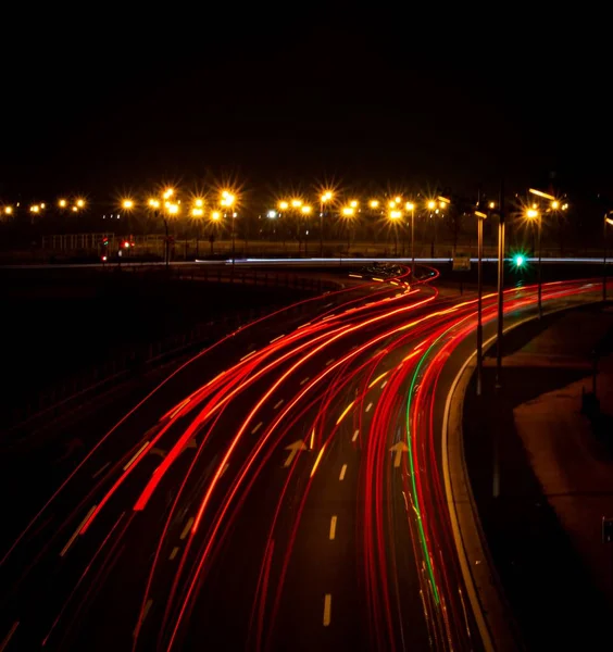 暗闇の中の路上で長い露出の赤いライトの空中ショット — ストック写真