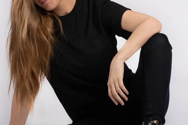 Une Jeune Femme Portant Shirt Noir Manches Courtes Avec Mur — Photo