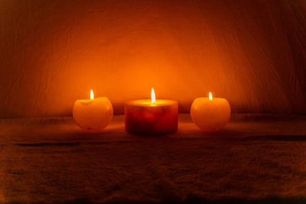 어두운 배경에서 촛불을 밝히는 클로즈업 — 스톡 사진