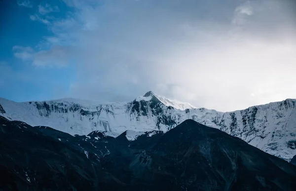 Vista Deslumbrante Pico Montanha Coberto Neve Capturado Sob Nuvens Céu — Fotografia de Stock